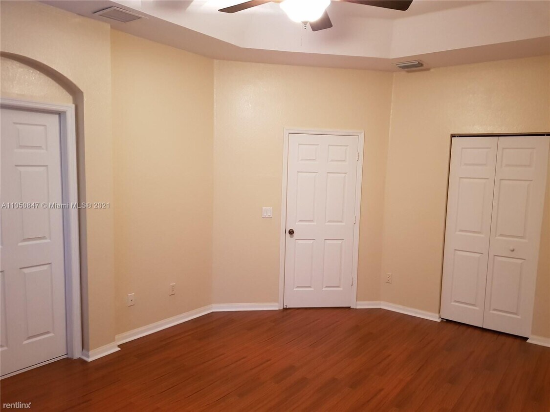 Building Photo - 4 br, 3 bath Townhome - 472 NE 21st Ave Po...