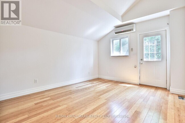 Building Photo - 559 Parliament St