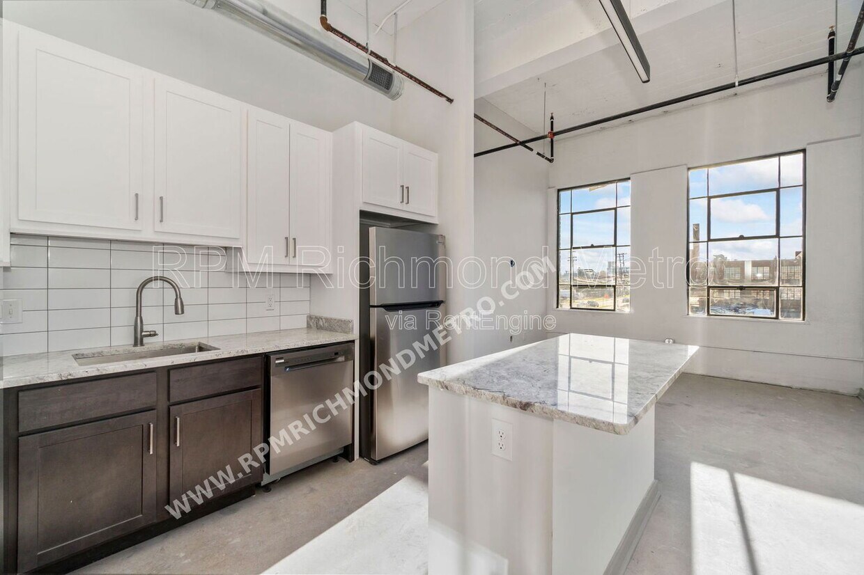 Primary Photo - 104 E 2nd St