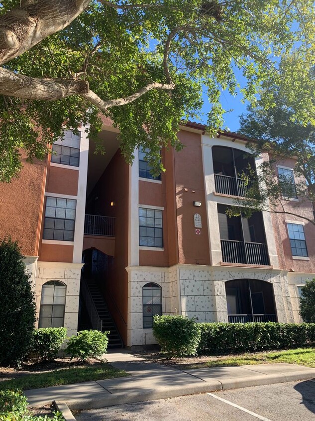 Foto principal - Private, updated, 2/2, 3rd-floor condo, wi...