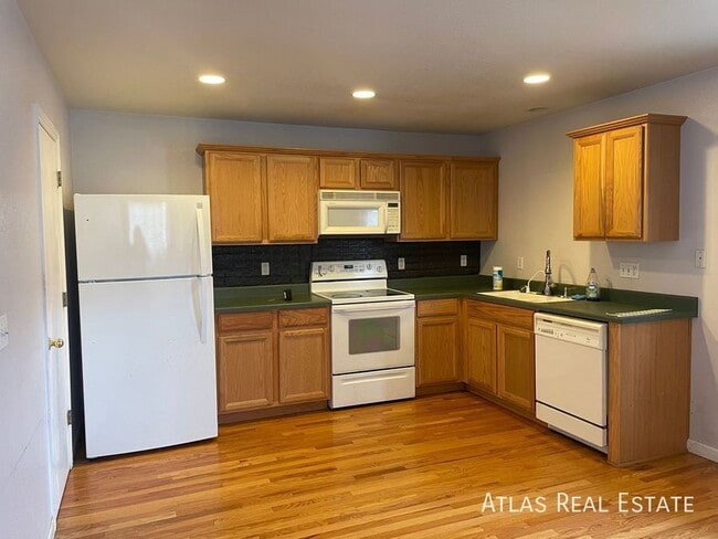 Building Photo - 843 Mockingbird St