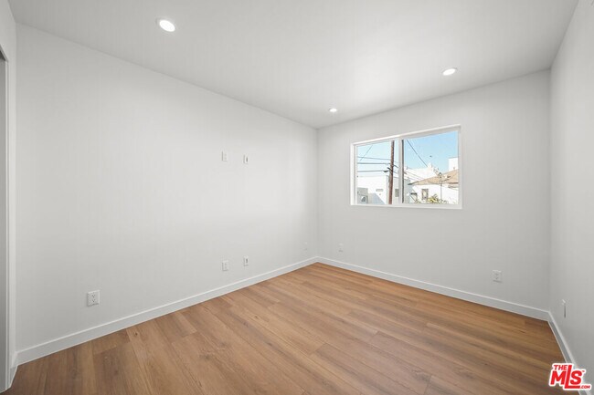 Foto del edificio - 817 N McCadden Pl