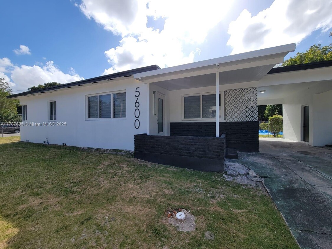 Foto principal - 5600 NW 3rd Ave