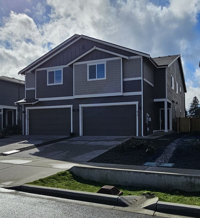 Foto principal - Brand New 4-Bedroom Duplex for Rent in Lacey!