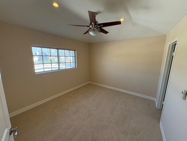 Building Photo - 2652 Santa Ana Ave