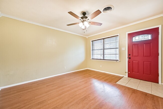 Building Photo - 807 Temple Dr