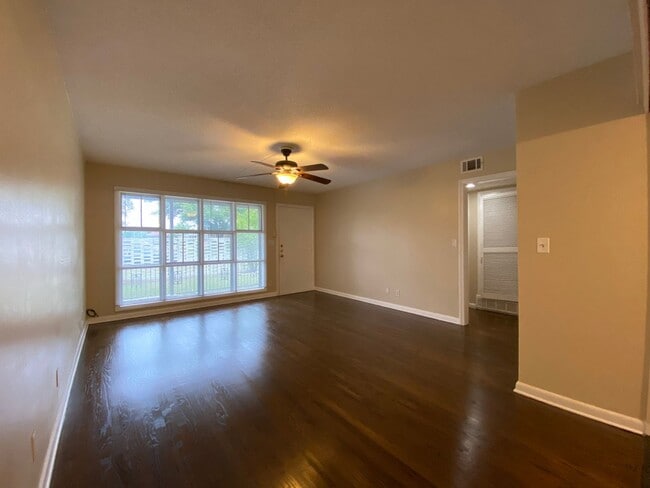 Building Photo - AVAILABLE NOW 2 BEDROOM 1 BATH DUPLEX IN R...