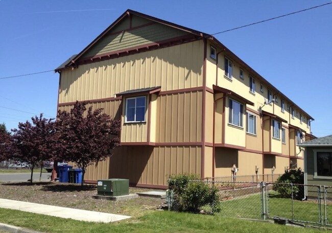 Townhouse Back - 3110 S 43rd St