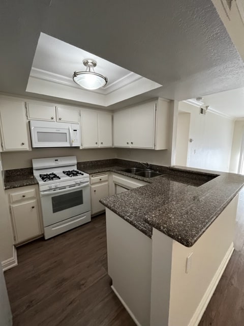 Building Photo - 15009 Moorpark St