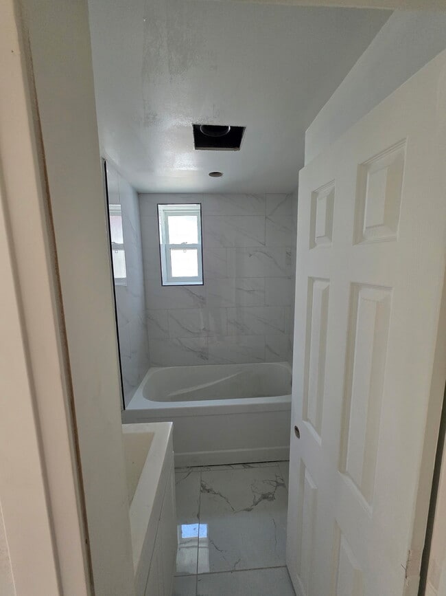 Building Photo - 567 Woolwich St