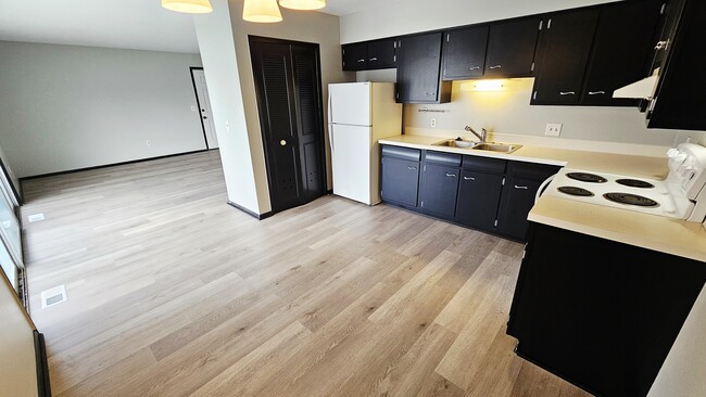 Building Photo - SUNSET BLVD APARTMENTS