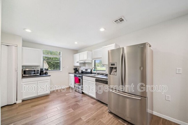 Building Photo - 9345 N 145th Ct E