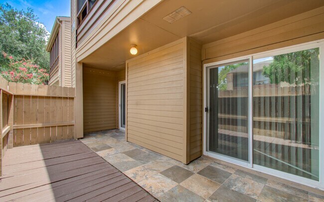 Foto del edificio - 10555 Turtlewood Ct