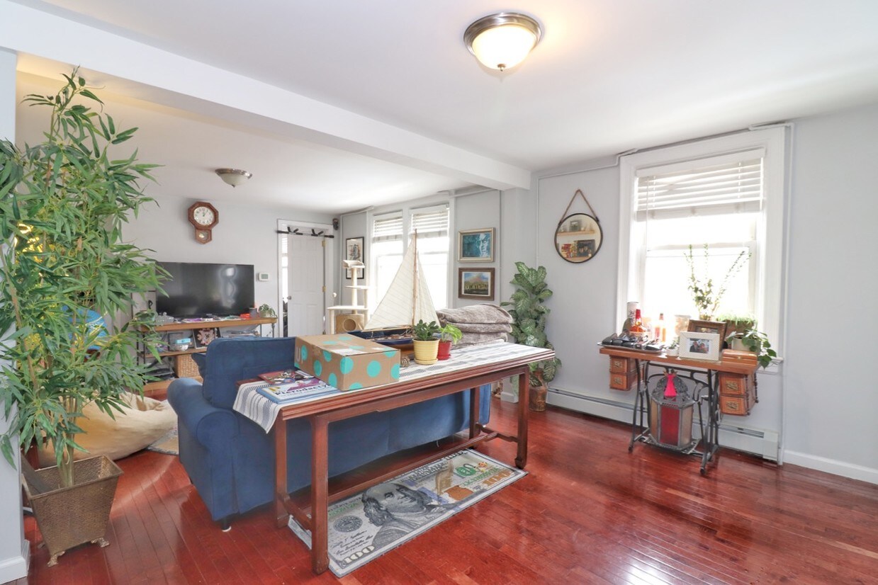 Primary Photo - 63 Coles St