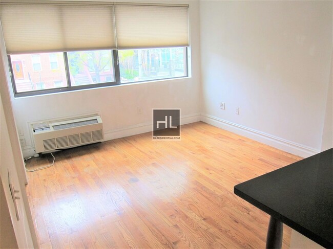 Building Photo - 1.5BR Flex 2BR 1BA w/ In-Unit Laundry In O...