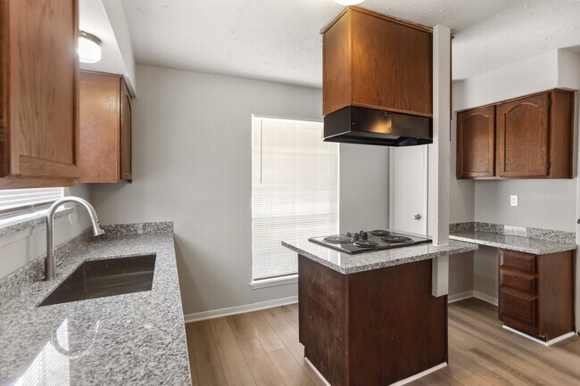 Foto del edificio - 2035 Lexington Woods Dr