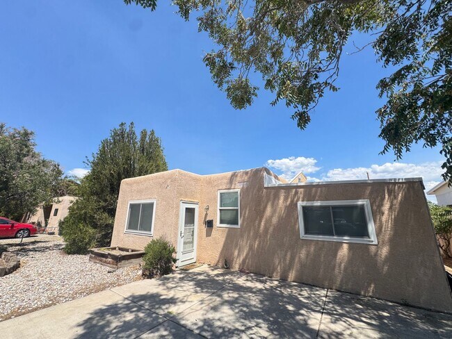 Building Photo - Bel-Air Neighborhood 2 Bed!