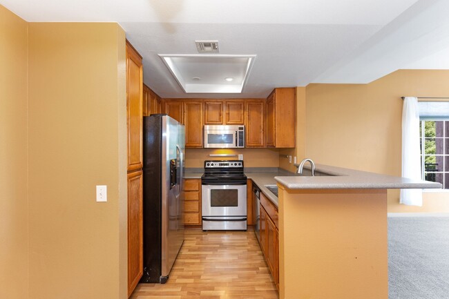 Building Photo - Gorgeous 2B/2BA with Washer/Dryer and Rese...