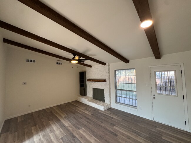 Foto del edificio - 601 Nola Ruth Blvd