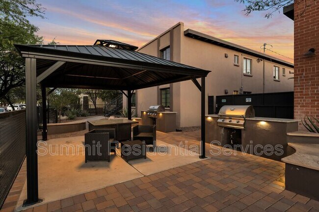 Building Photo - 814 E 9th St