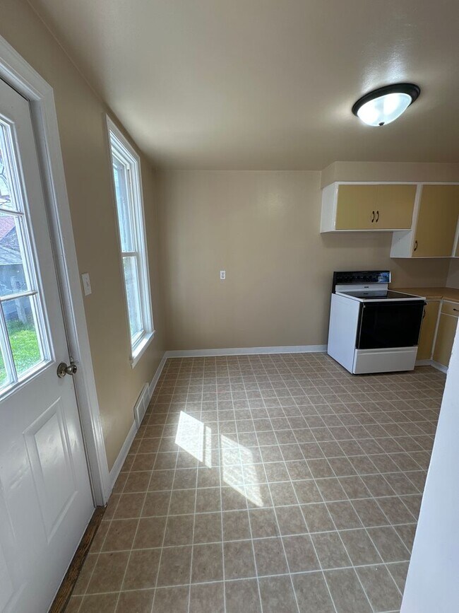 Building Photo - EZ - 202 Triplex
