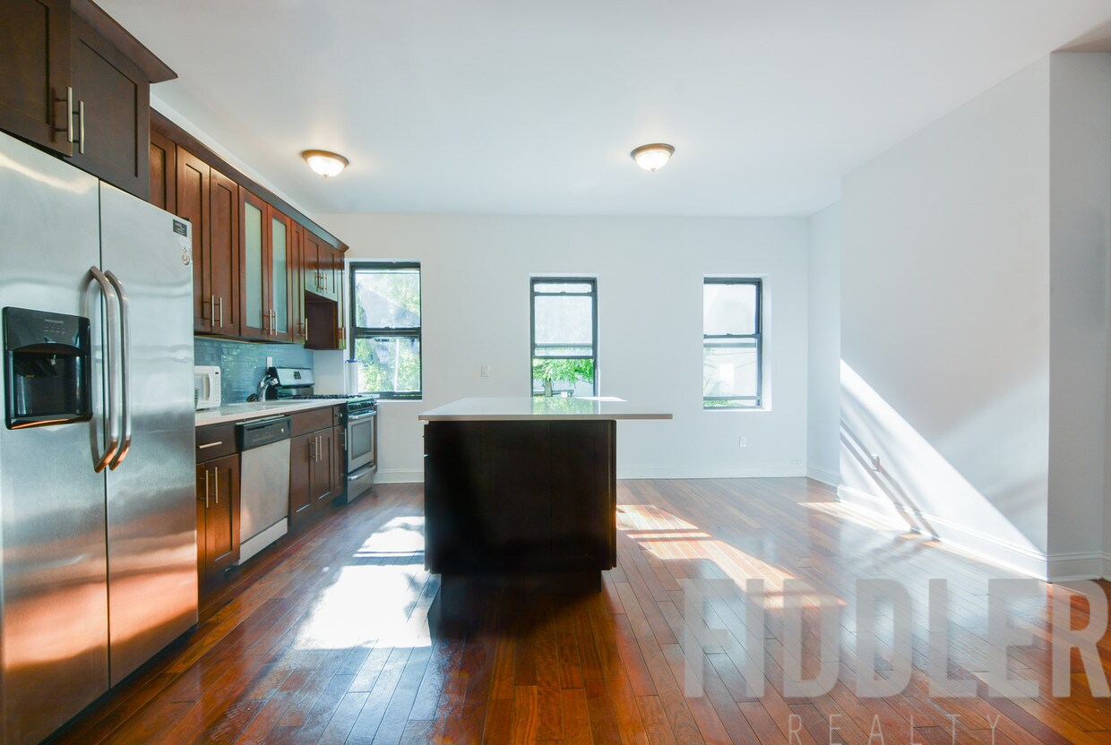 Primary Photo - 270 Throop Ave