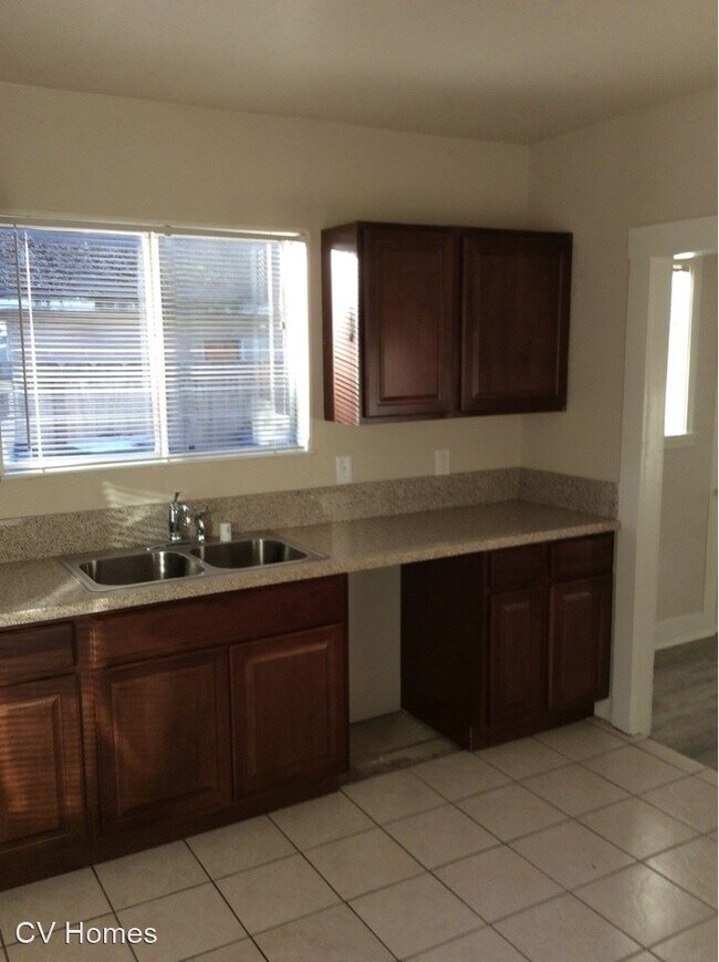 Building Photo - 2 br, 2 bath House - 3820 E. Mono Ave.