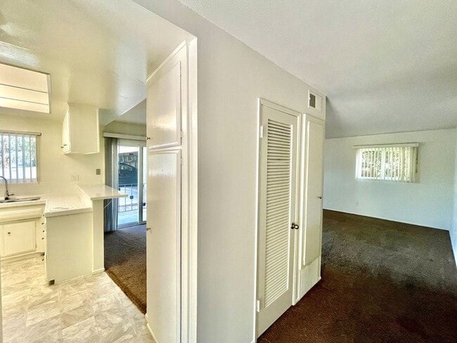 Building Photo - Spacious One Bedroom Apartment Near Vista Village!