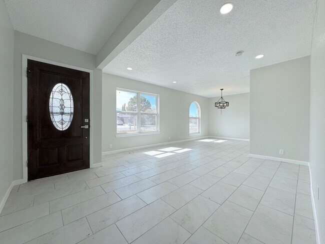 Foto del edificio - East El Paso 5bed/3Bath Refrig A/C with 2 Master Suites!