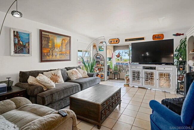 Sala de estar - 2540 Clairemont Dr