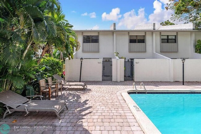 Foto del edificio - 563 NE 7th Ave