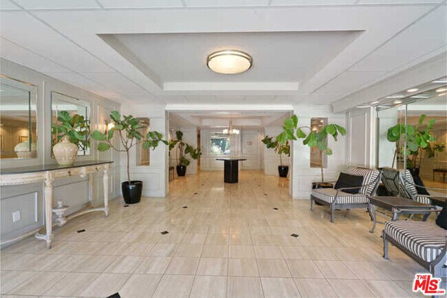 Foto del edificio - 906 N Doheny Dr