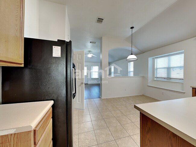 Foto del edificio - 121 Campos Dr