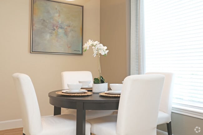 2 Br, Dining Room - Greenwood Forest