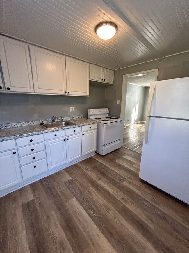 Building Photo - Super Cute & Cozy!  Check out this 2br/1ba...