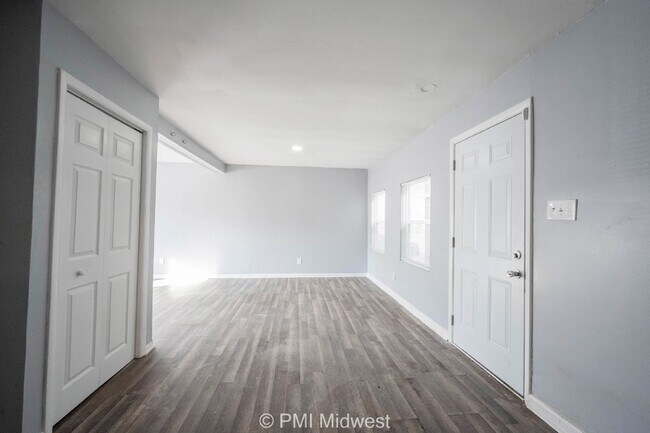 Building Photo - Charming 2 Bedroom Apartment in Indianapol...
