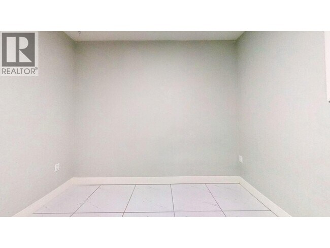 Photo du bâtiment - Basement-966 STEWART AVENUE