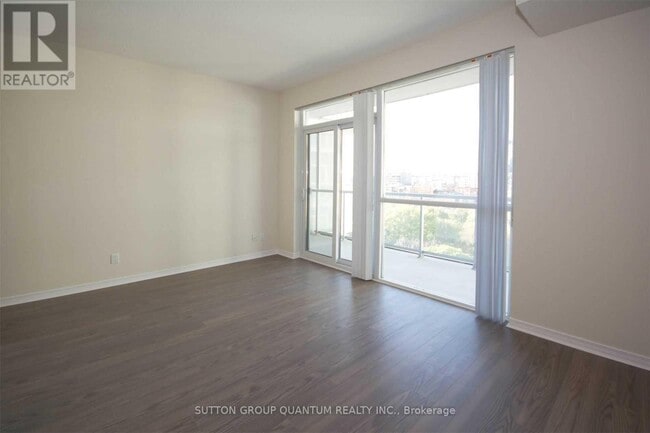 Photo du bâtiment - 352 Front St W