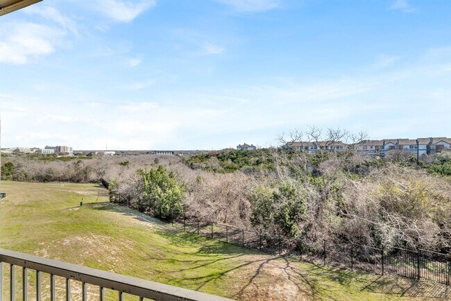 Foto del edificio - 2320 Gracy Farms Ln