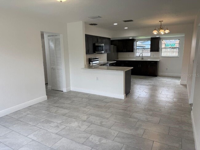 Foto del edificio - 14410 Sussex Dr