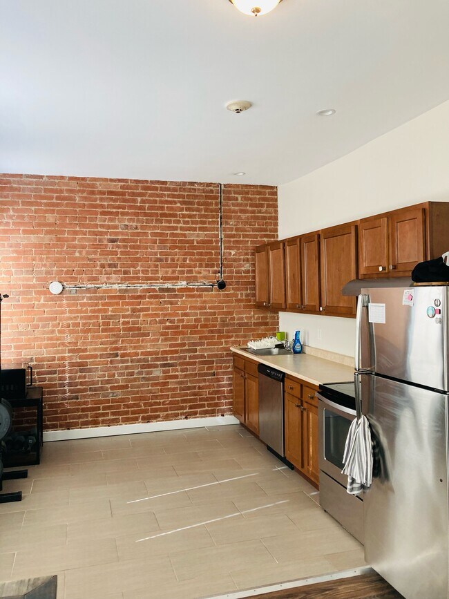 Building Photo - 210 Waterman St