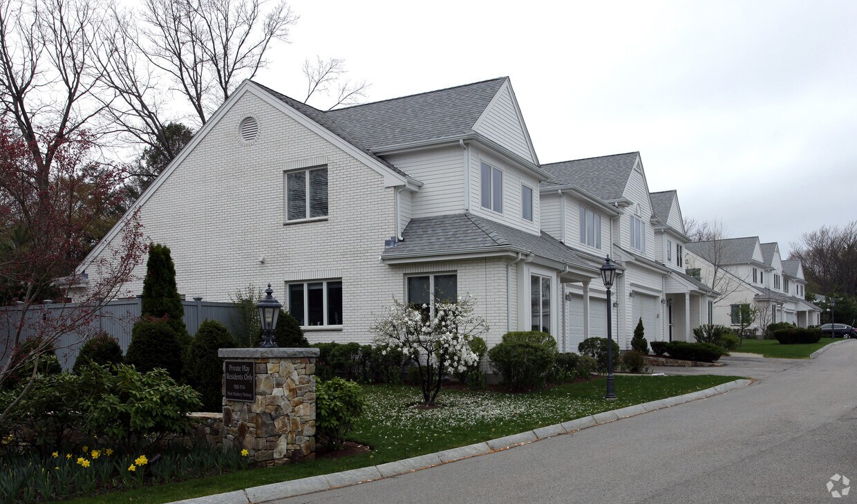 900 916 W Roxbury Parkway Apartments in Chestnut Hill, MA