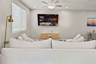 Building Photo - 6612 W Paradise Ln