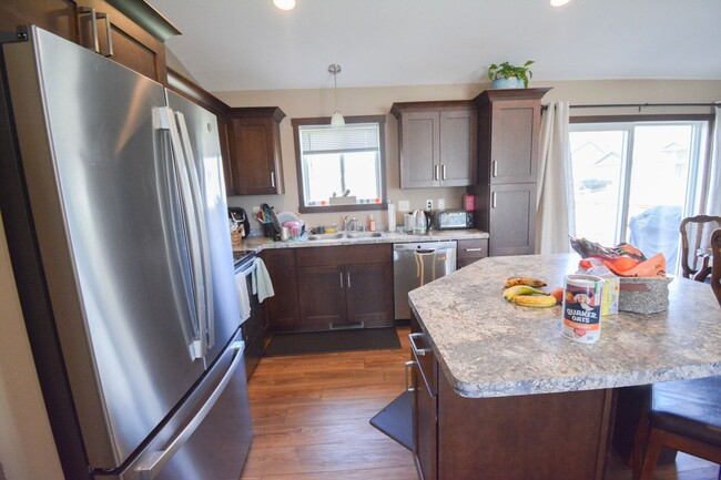 Building Photo - Beautiful and Spacious 4 Bedroom 3 Bath Av...