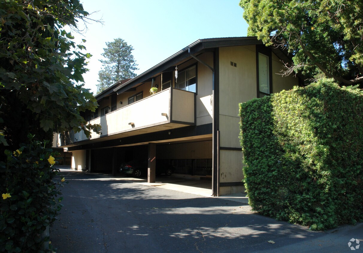 Building Photo - 225 W Los Olivos St