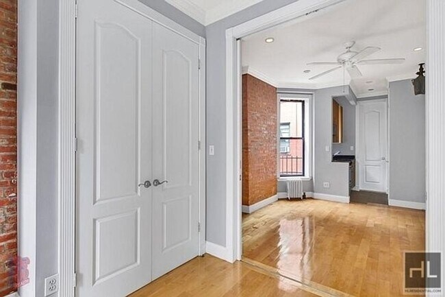 Building Photo - Mott Street