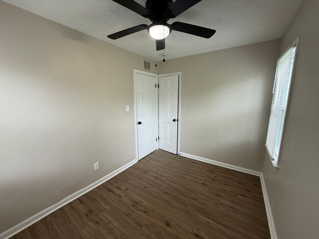 Building Photo - Renovated 3-Bedroom Home – We Welcome Sect...