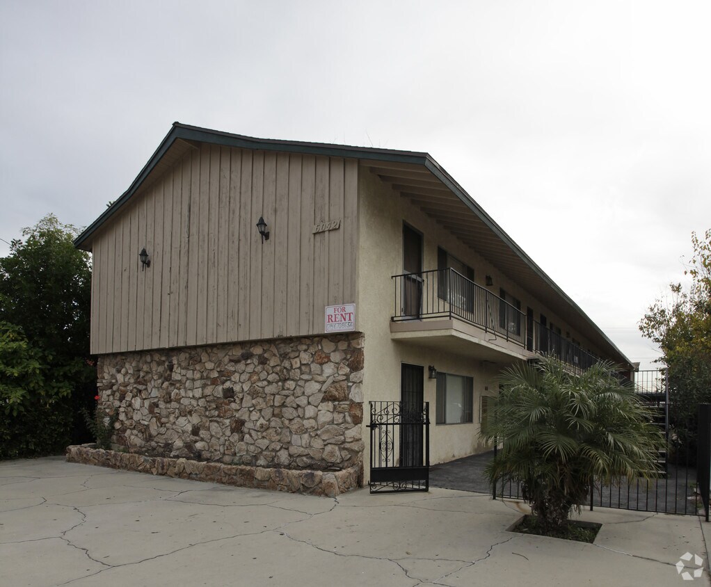 Primary Photo - 6042 Fullerton Ave