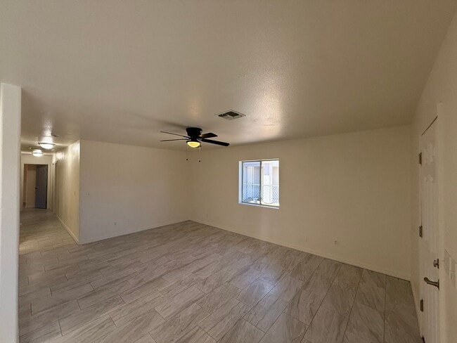 Building Photo - 3 Bedroom 2 Bathroom Home