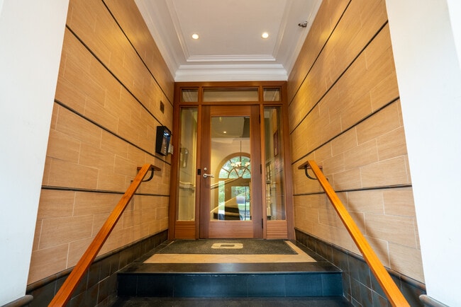 Building Photo - 457 Centre Street